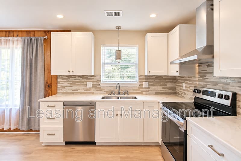 Charleston House: 305 Millcreek Drive