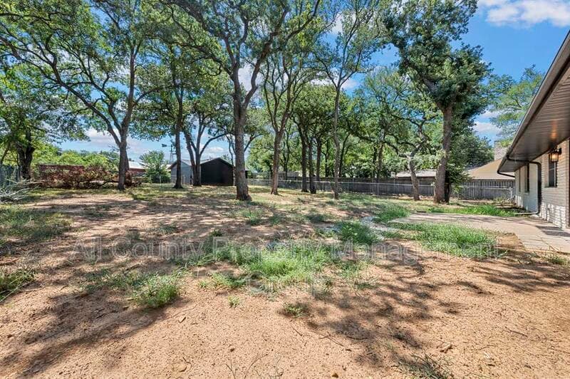 Hurst House: 1444 Cimarron Trail