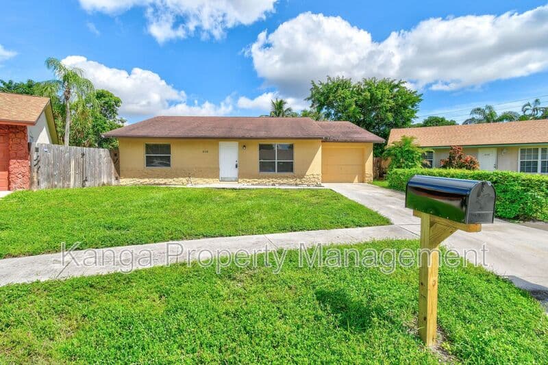 Greenacres House: 6126 Wauconda Way E