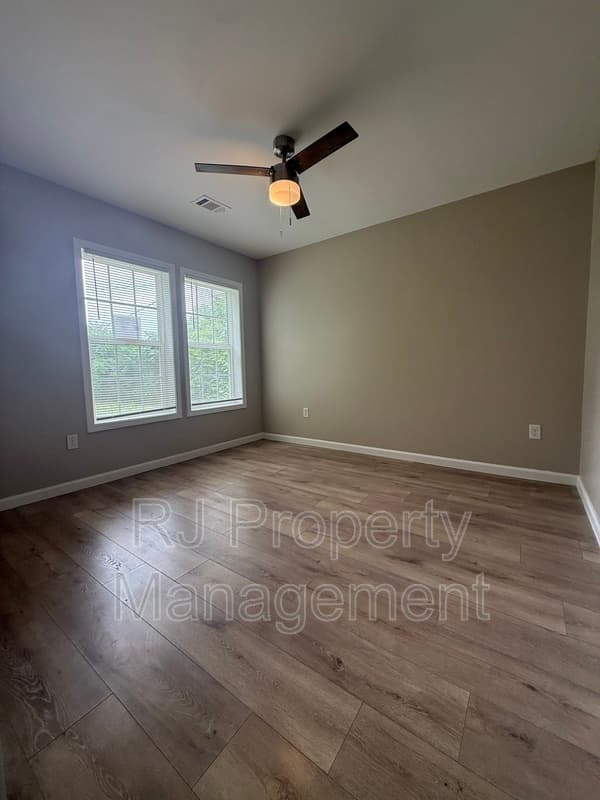 Memphis House: 86 W Dempster Ave
