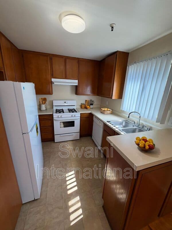 Hawthorne Condo: 12627 Eucalyptus