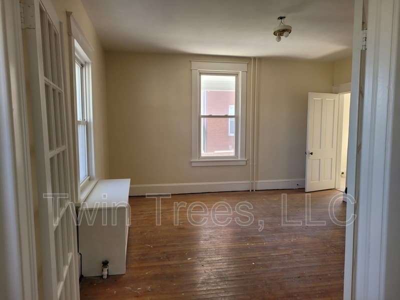 Harrisonburg House: 1073 Chicago Avenue