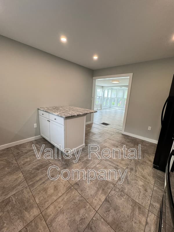 Sunderland House: 118 North Main Street - 1