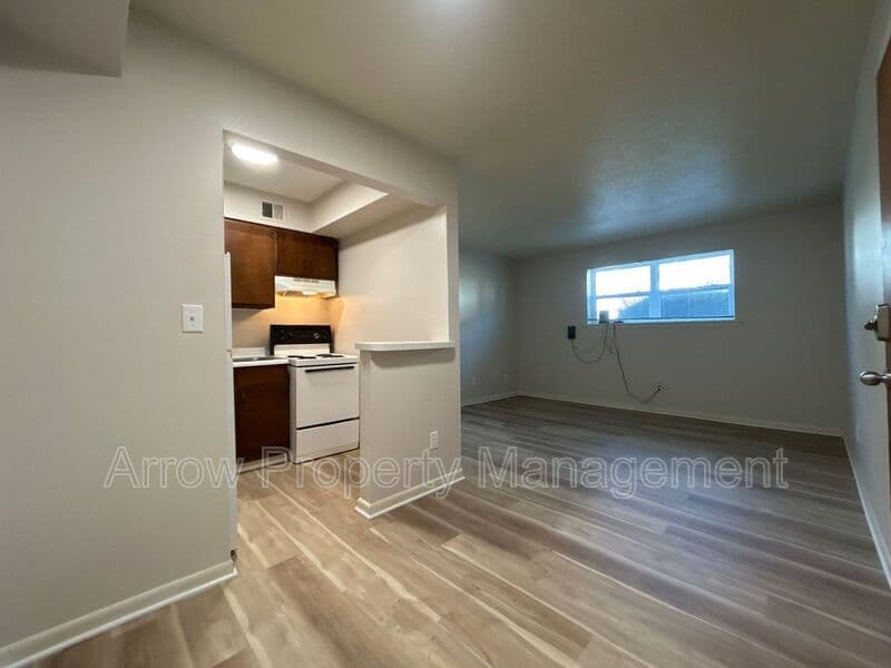Maryville House: 1115 N College Drive-84