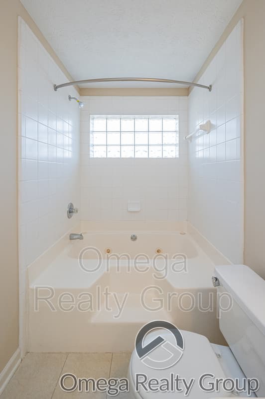 Montgomery House: 924 Eastern Oaks Dr