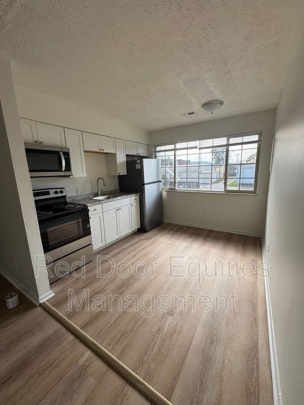 Lancaster House: 117 W Walnut St