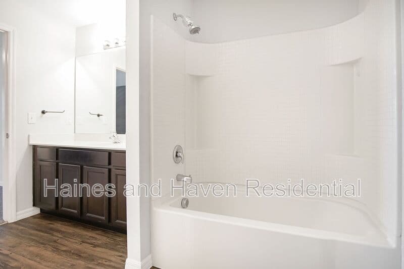 Dundee House: 1503 Swan Lake Cir