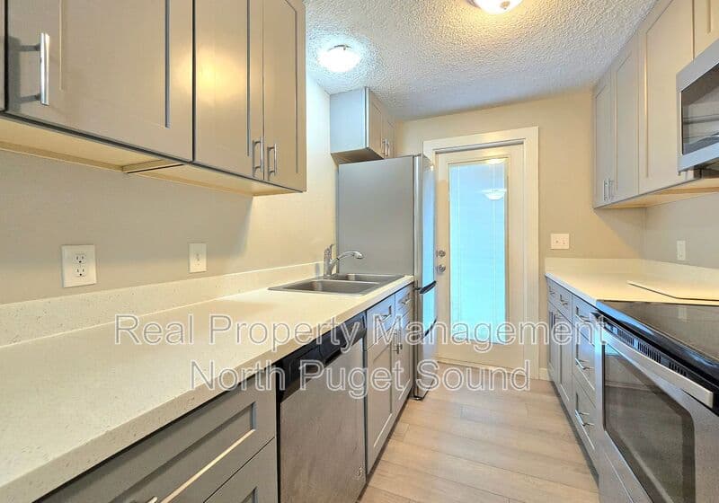 Gold Bar House: 236 7th St