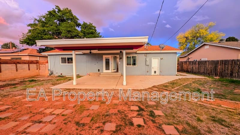Albuquerque House: 2837 Palomas Dr NE