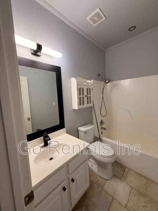 Calera House: 975 McAllister Drive