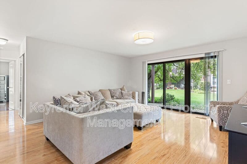 Rolling Meadows House: 2930 Northampton Dr