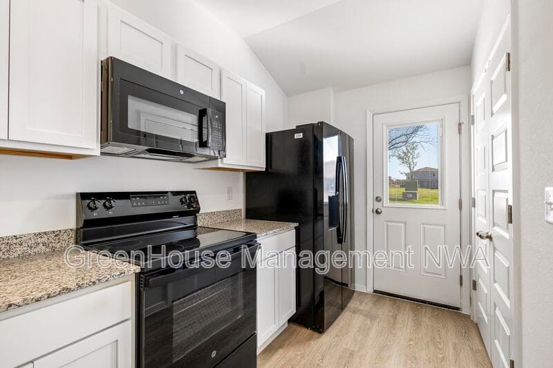 Unit B
Siloam Springs House: 412 W Cloud Dr