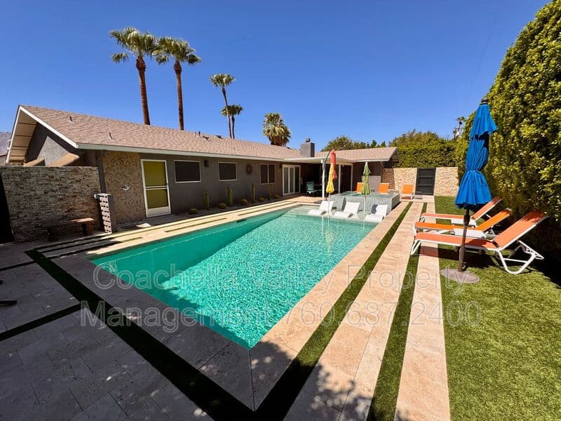Palm Springs House: 2004 N San Antonio Rd