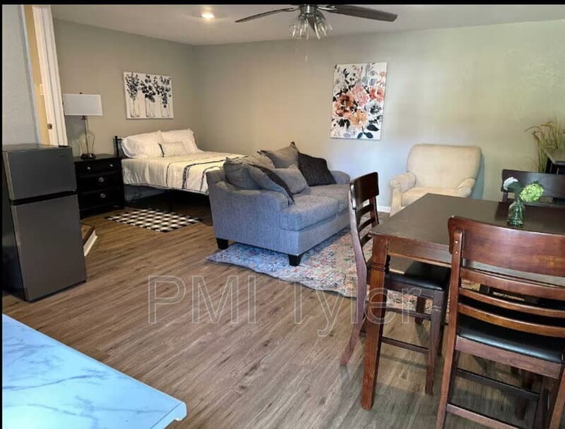 Gilmer House: 1021 N Montgomery St