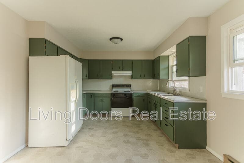 Weeping Water Condo: 402 W Eldora Ave Unit D