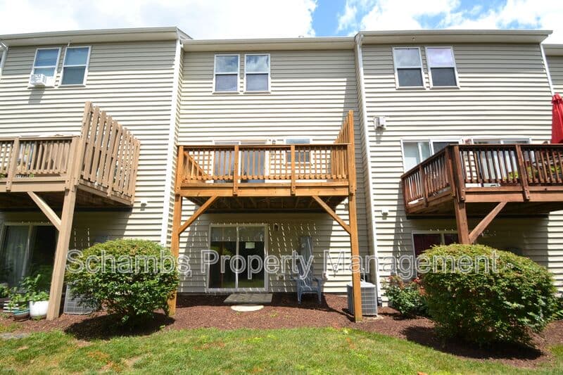Durham House: 208 Irving Way