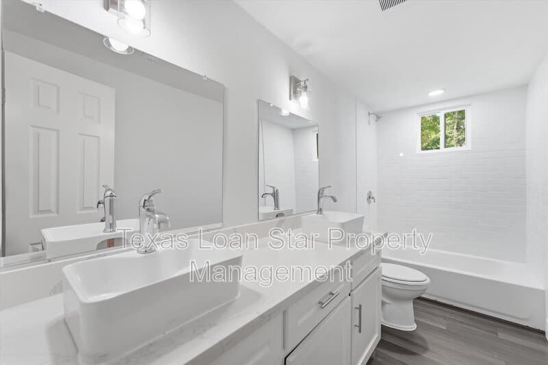 Houston House: 2281 Des Jardines St