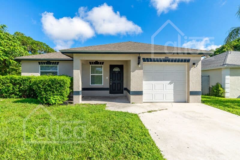 Riviera Beach House: 742 W 6th St