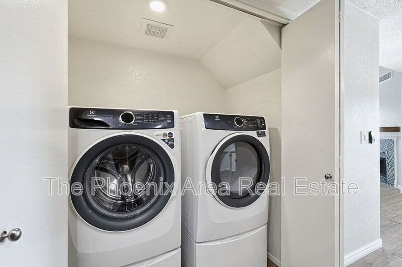 Chandler House: 1115 W Estrella Dr