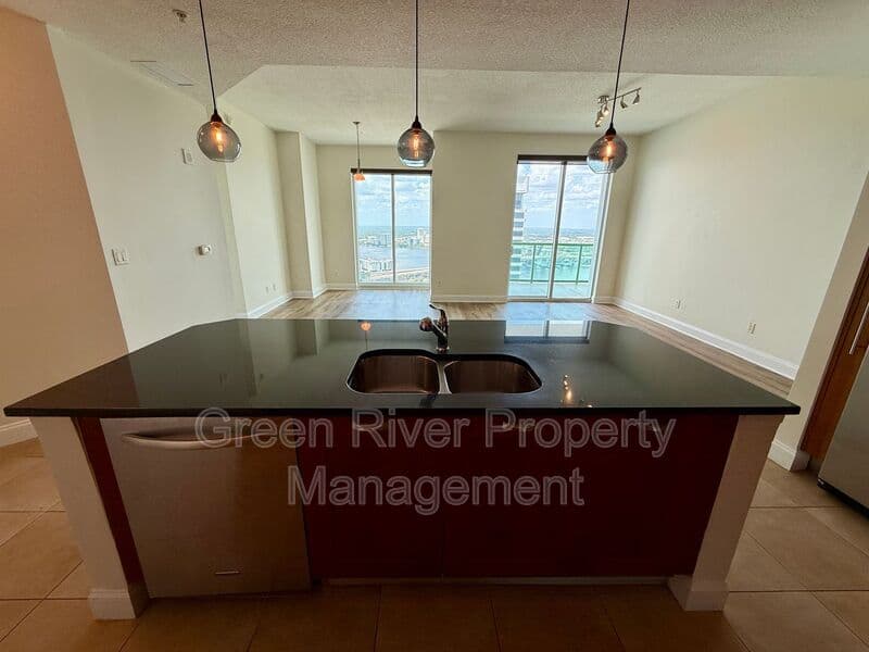 Jacksonville House: 1431 Riverplace Boulevard
