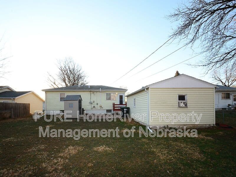 Omaha House: 8608 B St
