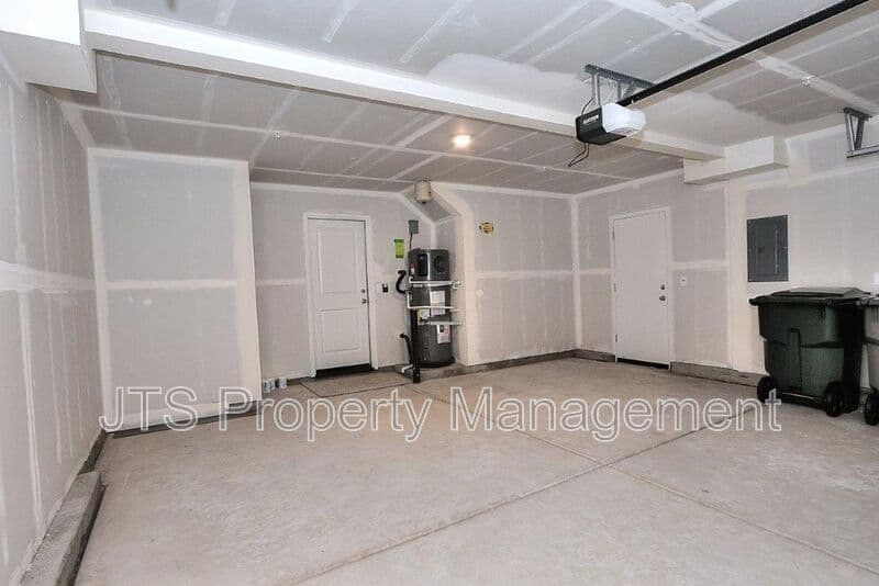 Roseville House: 2049 Shady Tree Circle