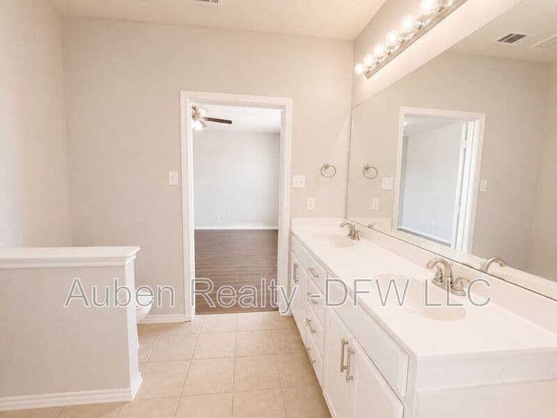Fort Worth House: 10973 Hawks Landing Road