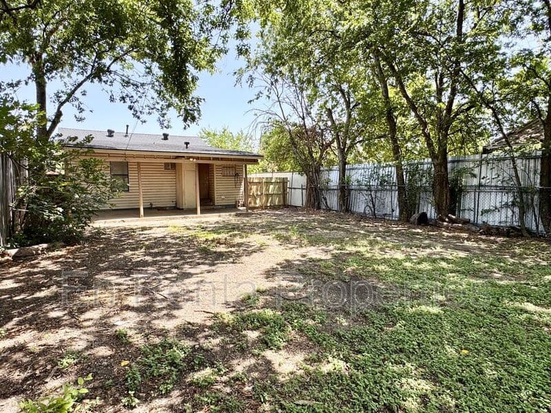 Fort Worth House: 525 Hammond St.