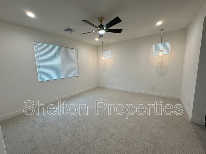 Avondale House: 10213 W Fairmount Ave