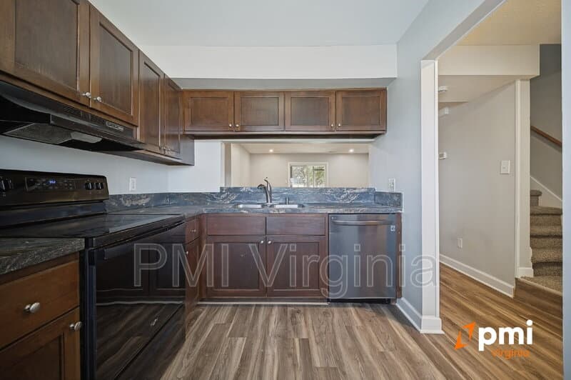 Virginia Beach Townhome: 765 Hampshire Ln