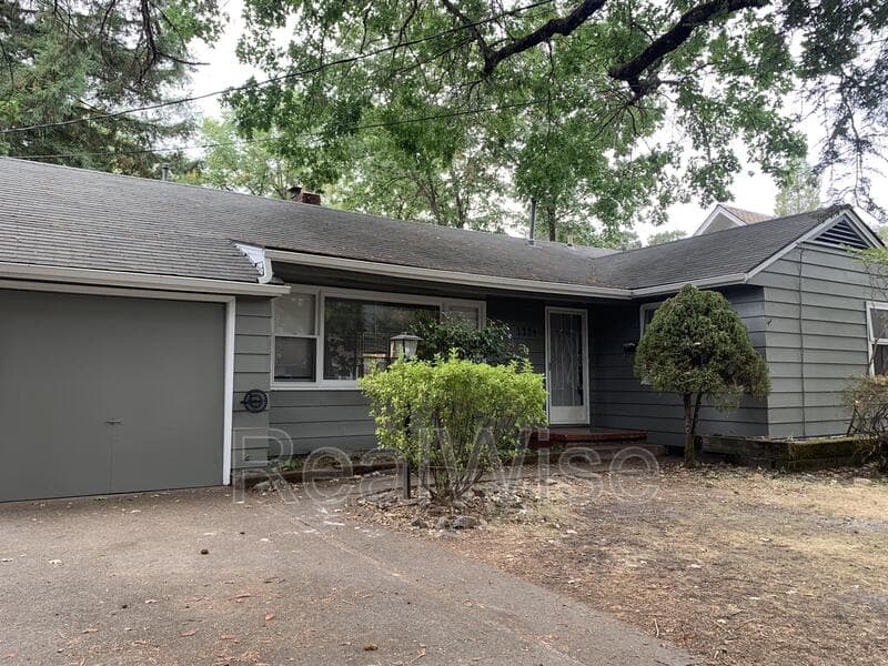 Grants Pass House: 1324 NW Washington Blvd