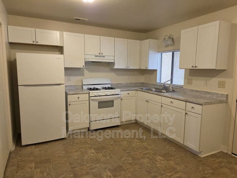 Fayetteville House: 2831 Breezewood Avenue