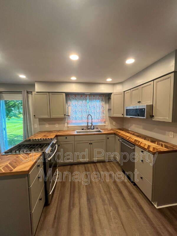 Rochester House: 43 Applewood Drive
