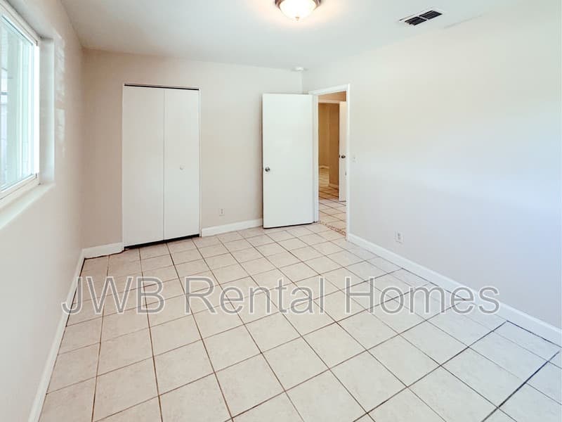 Jacksonville House: 7742 Kershaw Dr S