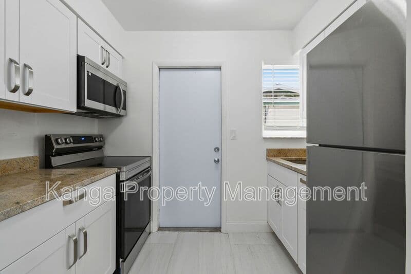 Riviera Beach Condo: 968 W 9th St