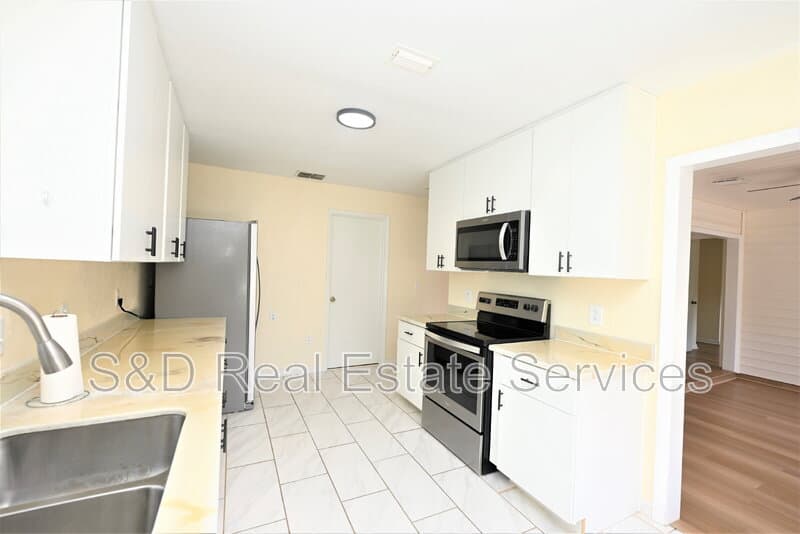 Lakeland House: 1774 Birchwood Loop