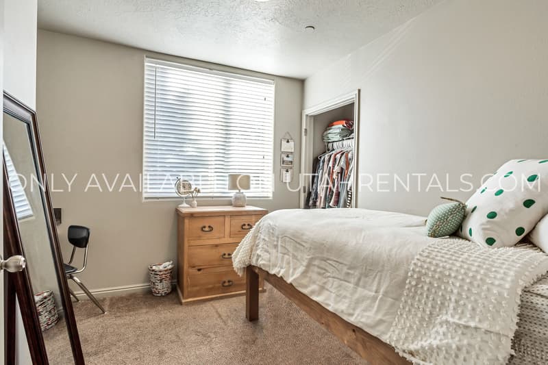 Provo House: 843 E 620 N