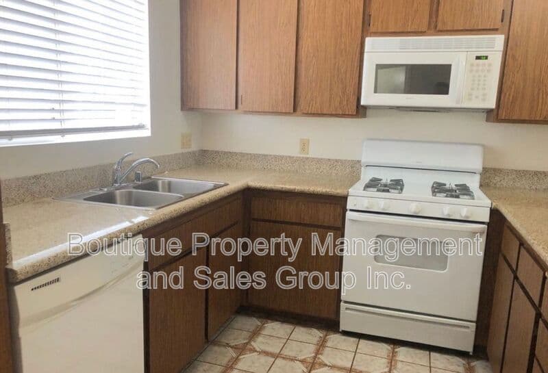 Irvine House: 44 Timber Run