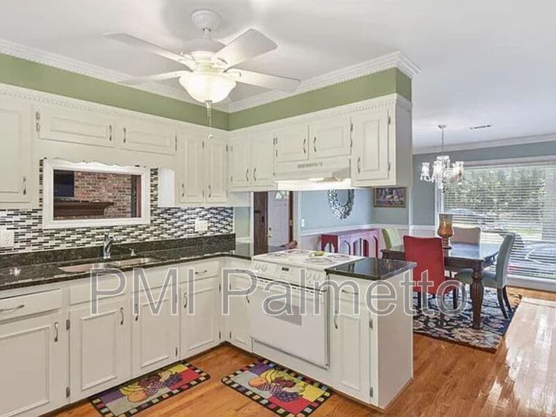 Hopkins House: 137 Fox Run Drive
