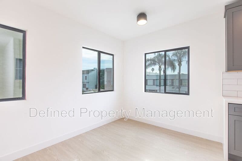 Los Angeles Condo: 6133 Eleanor Ave