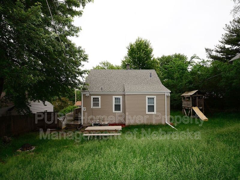 Omaha House: 2108 S 46th St