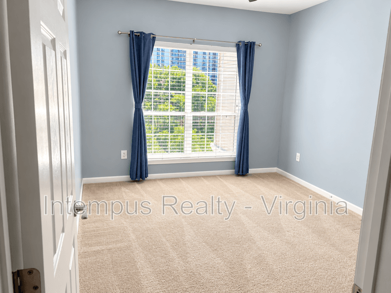 Alexandria Condo: 4550 Strutfield Ln