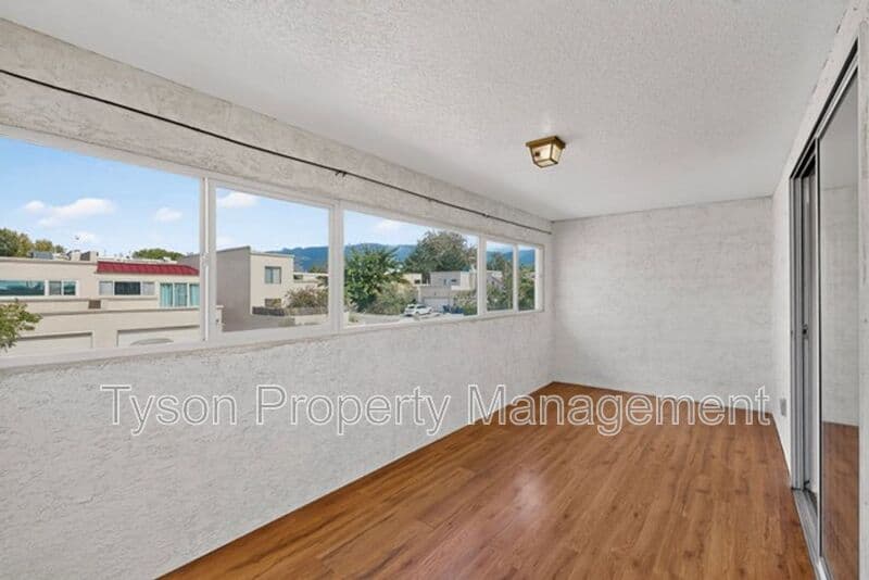 Albuquerque House: 10008 Del Chaparral Ct NE