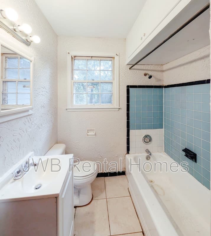 Jacksonville House: 1214 Kenmore St