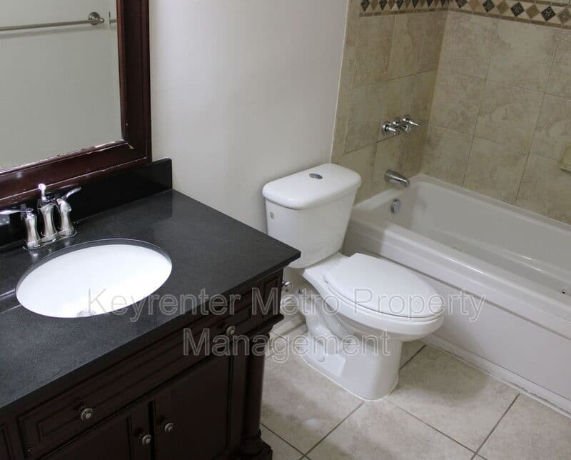 Clinton House: 5245 West Boniwood Turn