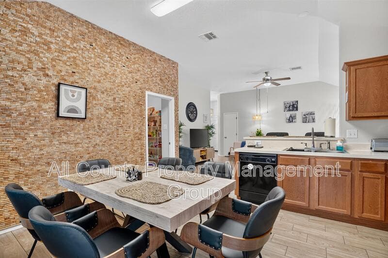 Fort Worth House: 6241 Trinity Creek