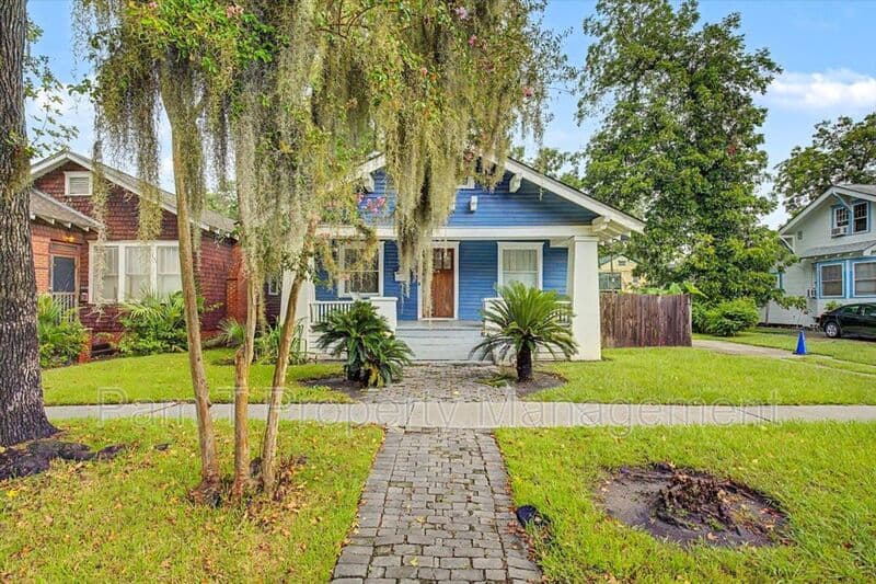 Savannah House: 1118 E Duffy St