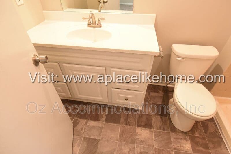 Olathe House: 14120 S Raintree Dr