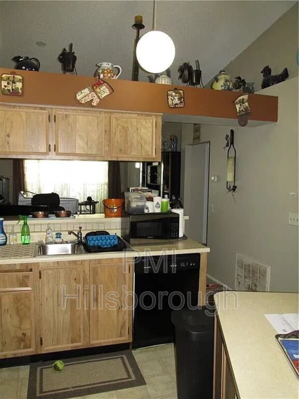 Brandon House: 914 Burlwood Street