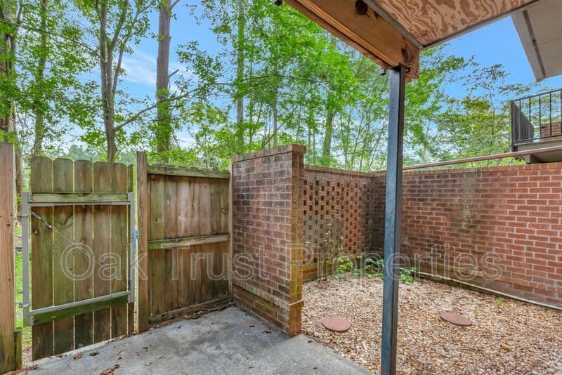 Summerville Townhome: 593 Travelers Blvd